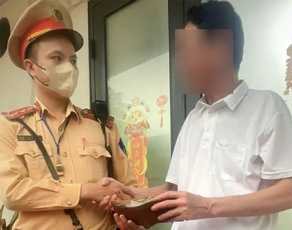 Đại úy CSGT trao trả 5 chỉ vàng và hơn 16 triệu đồng cho người đánh rơi